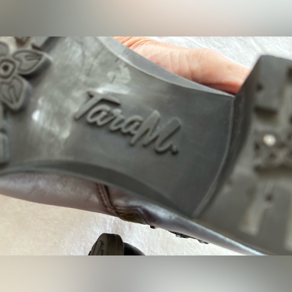 Tara M. Women size 8 1/2 leather shooties/ short booties - Picture 5 of 10